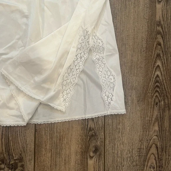 Vintage 70s/80s White Nylon Half Slip | Lace Hem | Made in Canada | Size M - Picture 4 of 5
